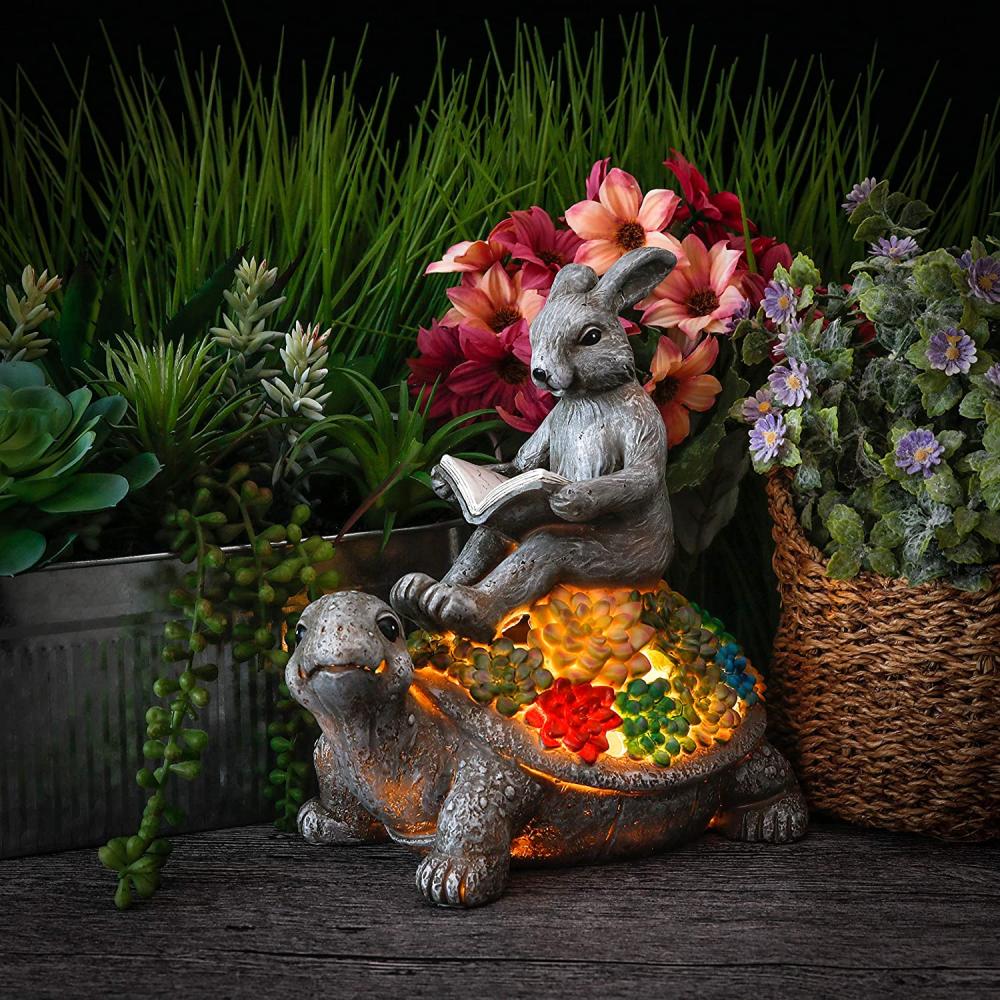 Lapin sur la statue en plein air du jardin de tortues