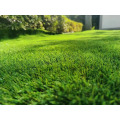 Искусственная трава для ландшафтного дизайна сада.