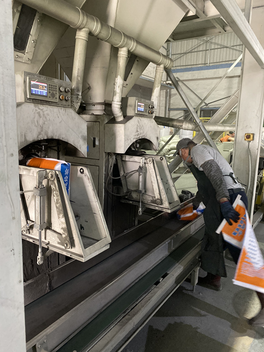 Epoxy floor paint machine