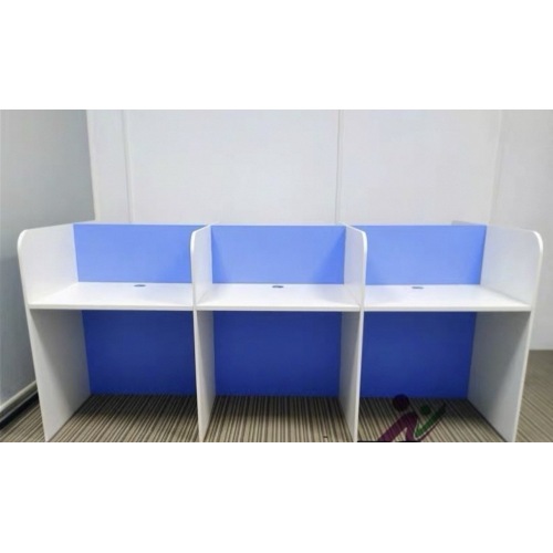 Mesa de escritório com partição de painel completo