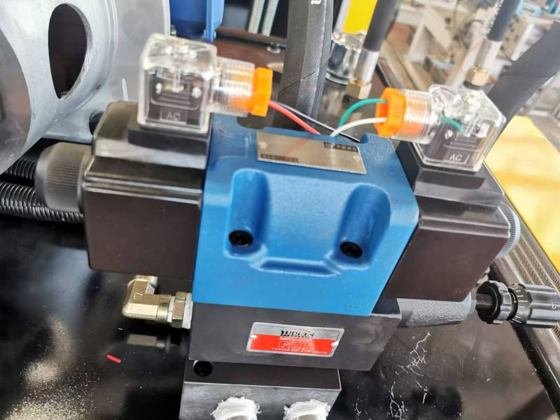 A flat bridge punching machine