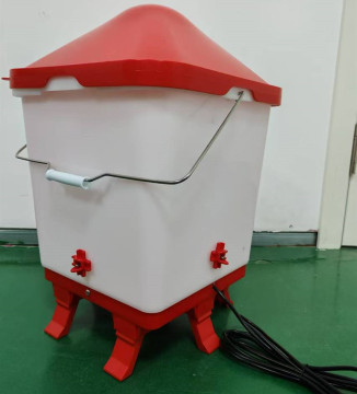 수평 젖꼭지와 다리가있는 5 갤런 치킨 워터