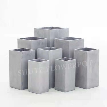 Panlabas na square cement flower pots.