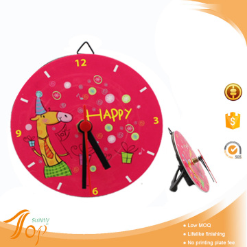 2015 New Design Plastic Round Small Desk Clock with Happy Giraffe Background
