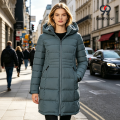 Parka de mujer con aspecto de plumón y capucha.