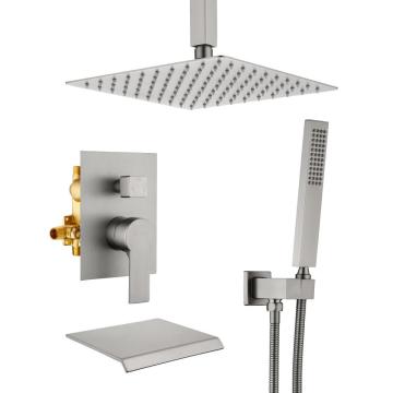 Set di pioggia in ottone montato su soffitto da bagno