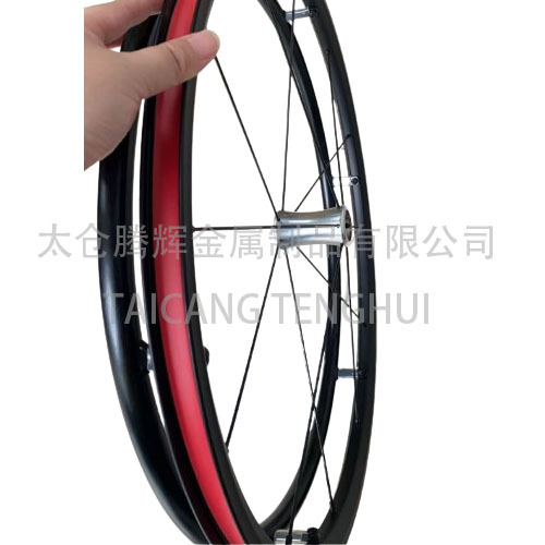 은색 휠체어 뒷바퀴