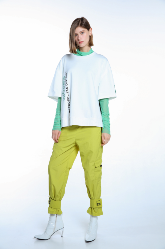 STYLISH HOOK-AND-LOOP POCKET AND BOTTOM