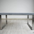 Grau rechteckiger minimalistischer Betonmetalltisch
