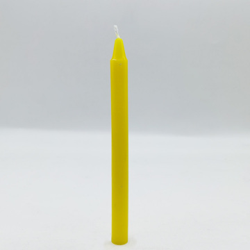 Жоўтыя каляровыя свечкі Паўднёвы Судан прытрымлівацца малітоўных свечак