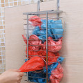 Canasta de organizador de bolsas de plástico para el gabinete de la cocina sobre la puerta