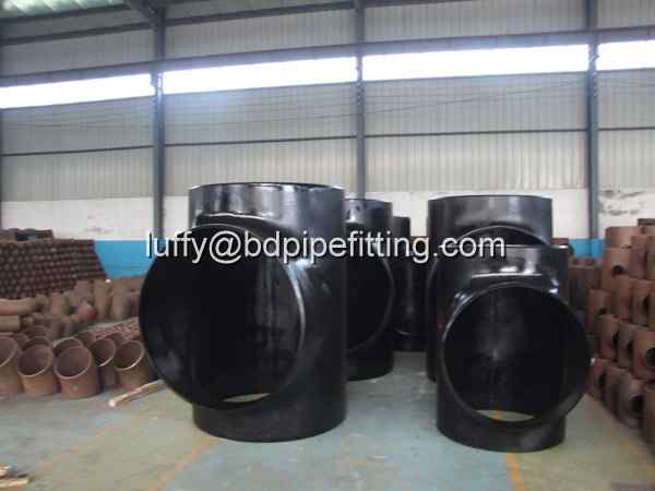 Alloy pipe fitting (105)