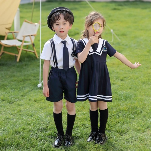 Niños de la familia de verano que combinan la ropa