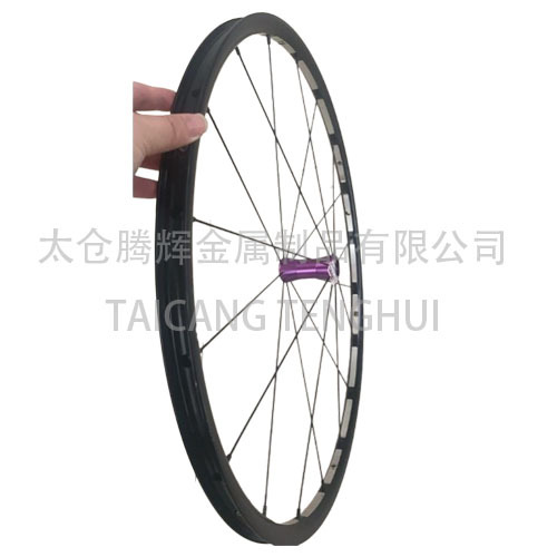 Roda traseira leve com aro de carbono