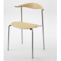 простой металлический обеденный стул с деревянным сиденьем