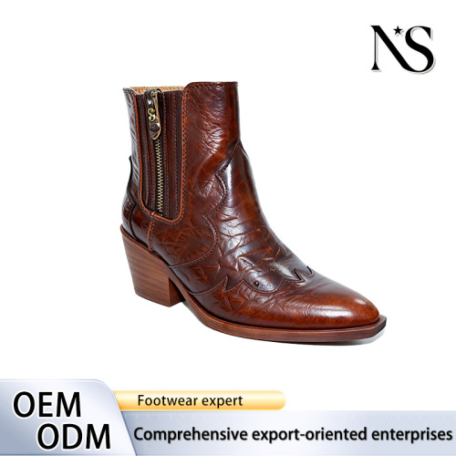 Botas clássicas de couro marrom com toque ocidental