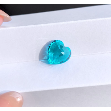 Ang hugis ng puso na asul na lab na lumago paraiba Sapphire