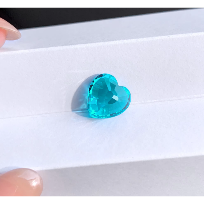 Ang hugis ng puso na asul na lab na lumago paraiba Sapphire