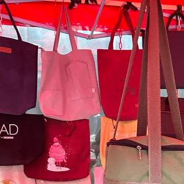 Simple canvas bag popular with young people