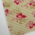 Geknitterter Polyesterstoff mit Blumenfolie