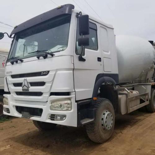 Truk Pengaduk Beton Howo 12m3 yang Direnovasi