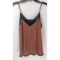 Top feminino de renda preta com cami