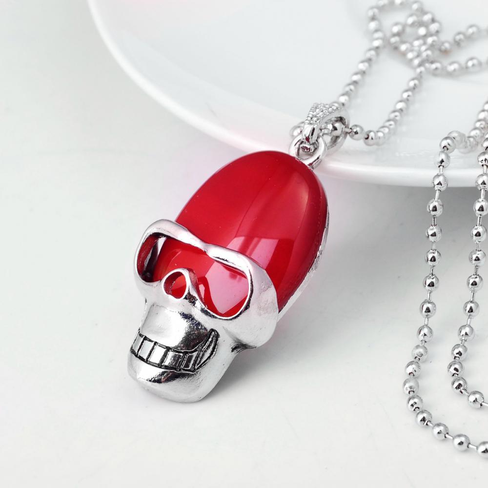 Colgante de piedras preciosas de calavera de cornalina roja con cadena de plata