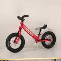 Una bicicleta pequeña para niños de 2 a 6 años.