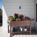 Cajas de plantas elevadas al aire libre grandes con grilla de cultivo.