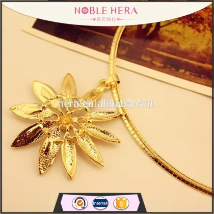 Gold simple casual metal flower pendant necklace