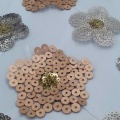 Mehrfarbiger, mit Blumen und Pailletten bestickter Netzstoff aus 100 % Nylon