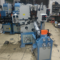 Machine de fabrication de crochets métalliques