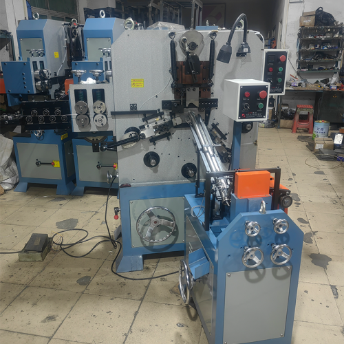 Machine de fabrication de crochets métalliques