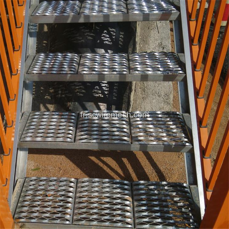 Bande de roulement antidérapante en métal perforé / bande de roulement d'escalier