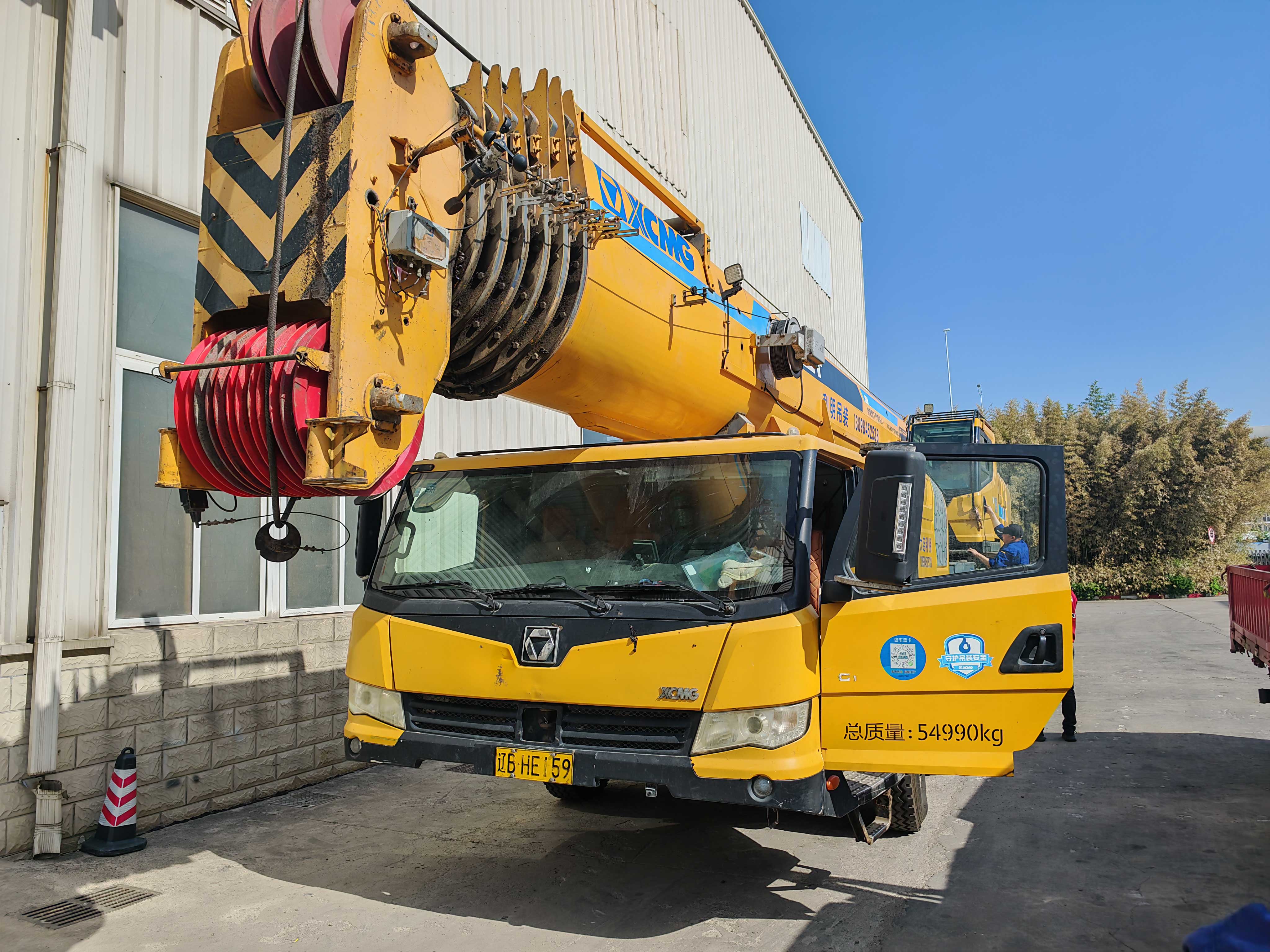 Used-crane's-outriggers-fully-extended-XCT110