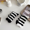 흑백 줄무늬 구멍 거지 양말