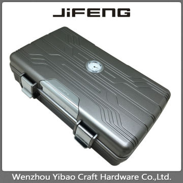 travel cigar humidor holding 10 cigars