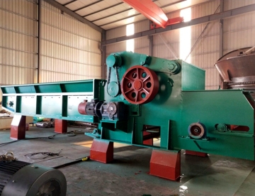 wood chipper machine turn wood into sawdust
