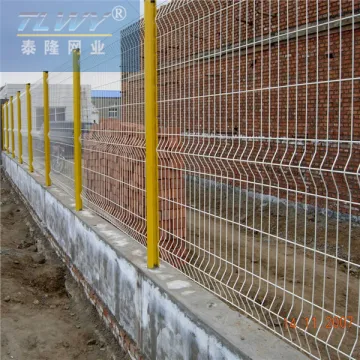 Curvy welded wire fencing