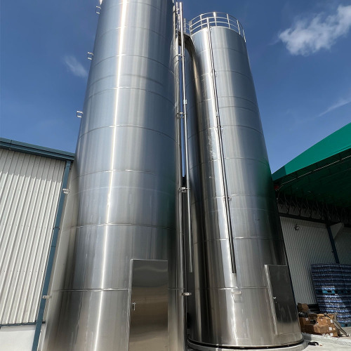 Silo penyimpanan bahan baku luar ruangan besar