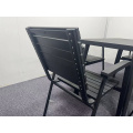 Стол и стул на открытой мебели патио