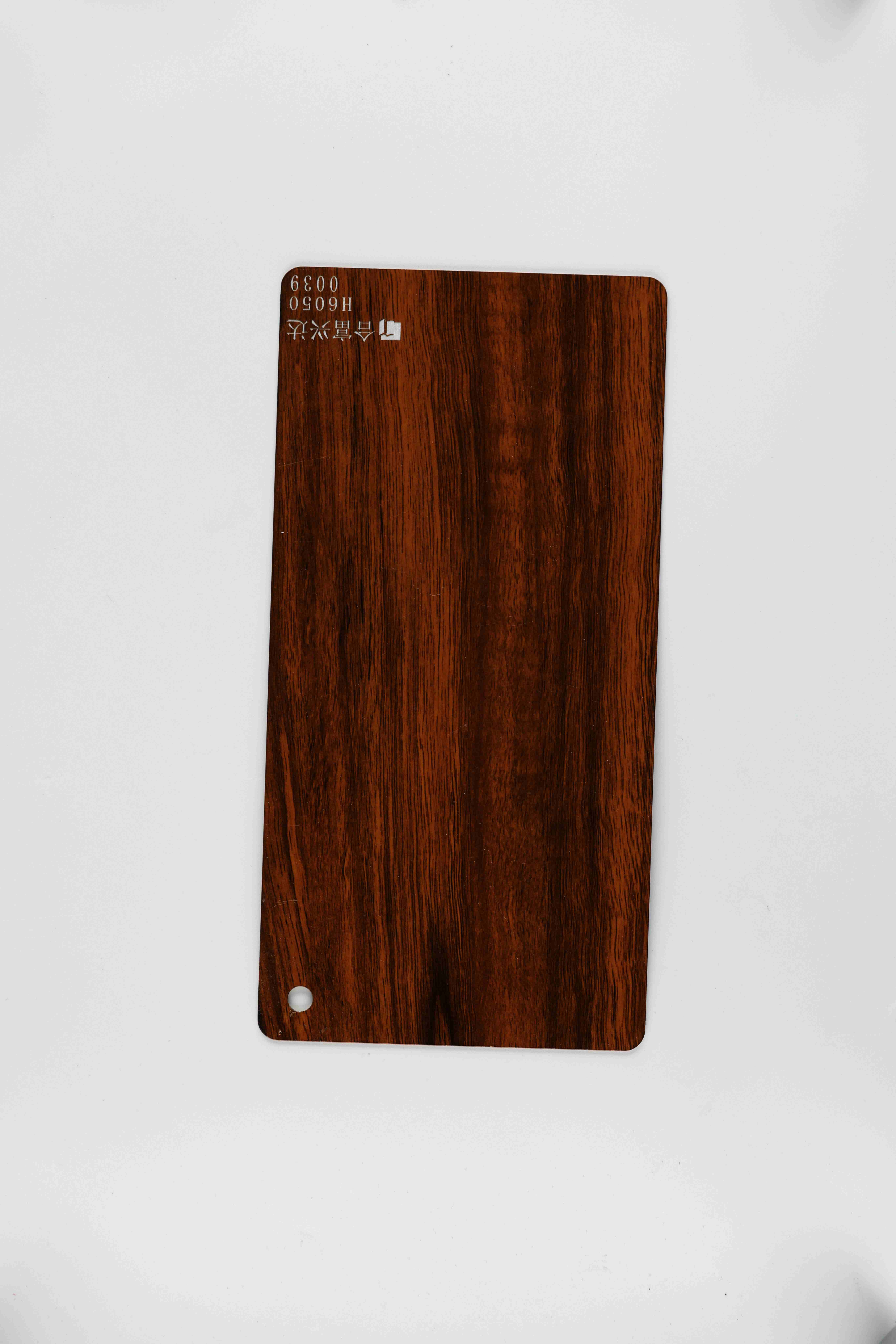 हेरिटेज रोज़वुड ग्रेन टेक्सचर H6050 का क्लोज़-अप