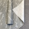 Envolviendo papel de seda para el regalo de envasado de zapatos