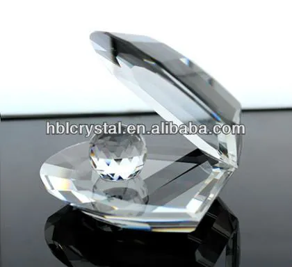 Delicate crystal clam decoration