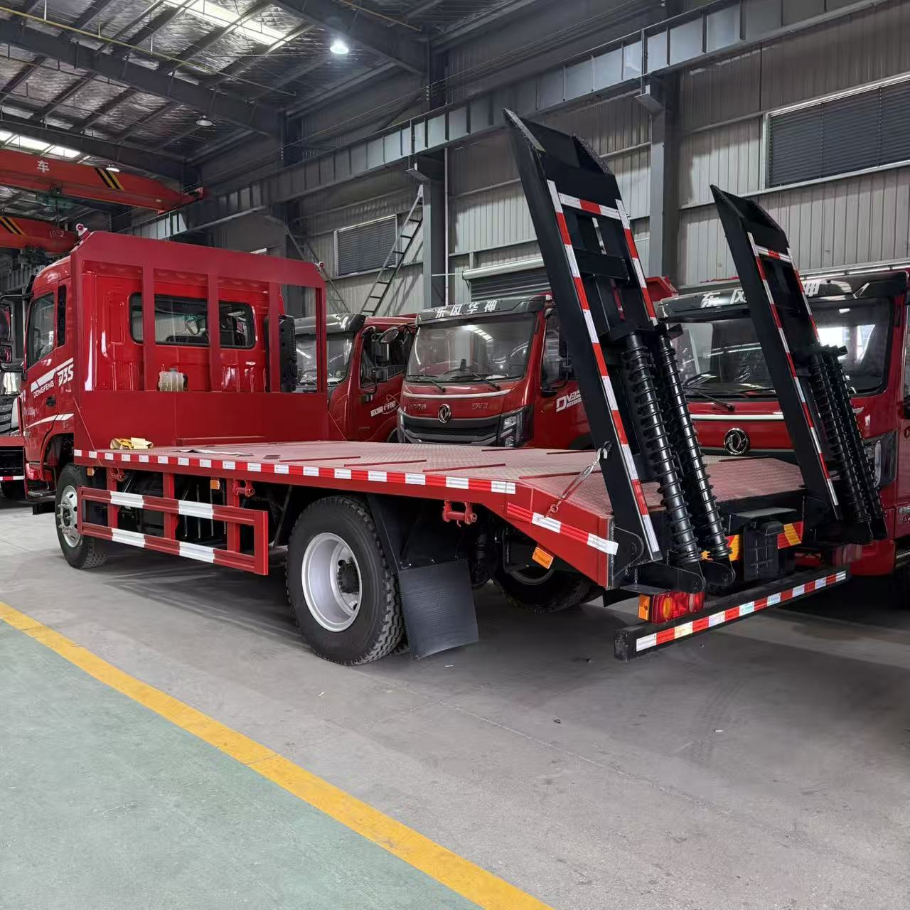 Compact Flatbed Tow Truck with Strong Load Capacity