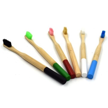 Brosse à dents en bambou d&#39;OEM de poils de charbon qui respecte l&#39;environnement avec l&#39;emballage et le logo adaptés aux besoins du client