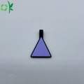 Silicone triangular pendurado no pescoço