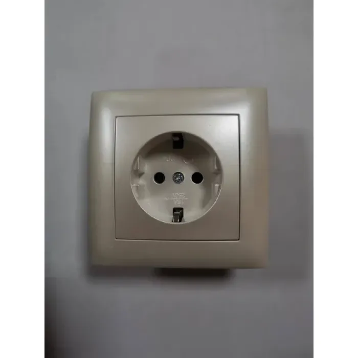 Soket Schuko Tipe Eropa dengan Basis Keramik