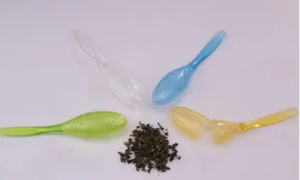Plastic tea strainer steeper spoon
