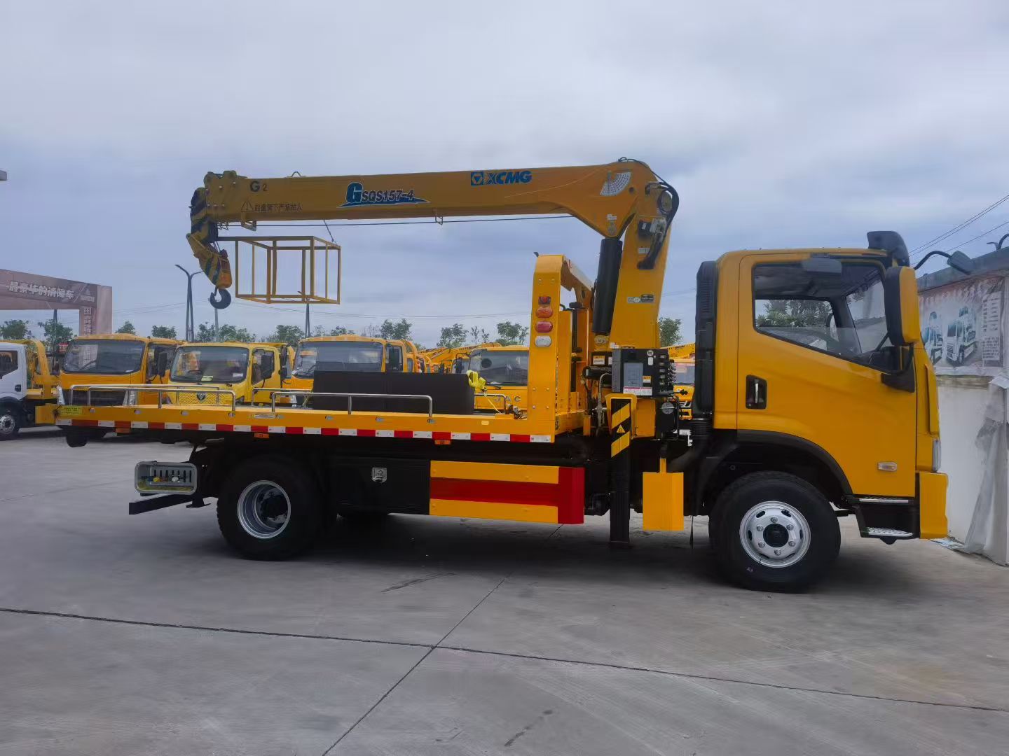 Straight Arm Crane Truck for Heavy Lifting Tasks